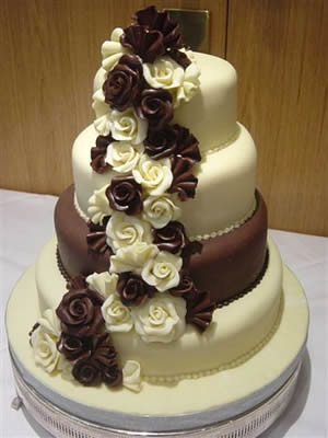 chocolate wedding cake can either be made of superposed pieces or set up