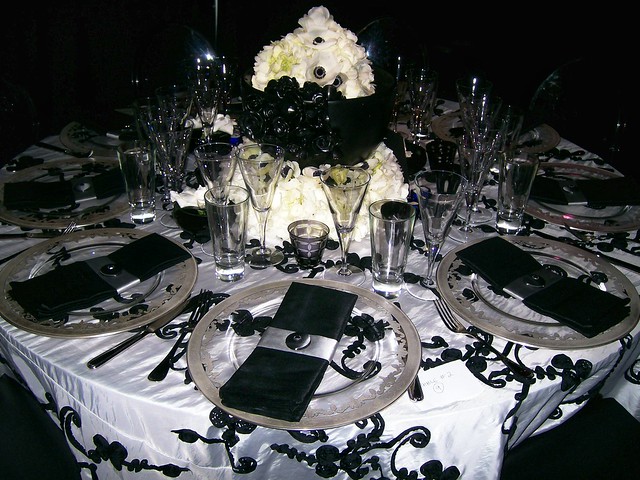 Black and White Wedding Table Arrangement Style I