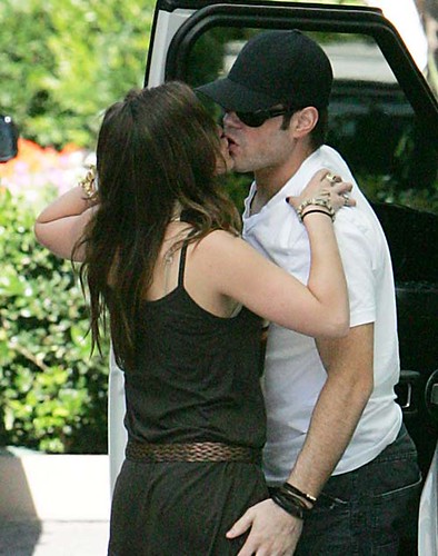 Hilary Duff in kissing Mike Comrie at LA while on a break to her Canada Tour