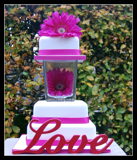 Wedding Cake With Vase Separator 3 Tier Wedding cake with vase separator