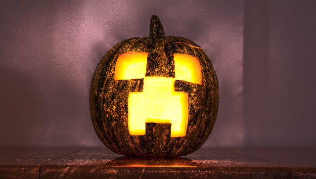 Minecraft Halloween: Creeper (HDR version)