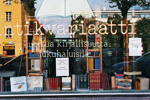 Farbphoto des Schaufensters eines Antiquariats in Helsinki