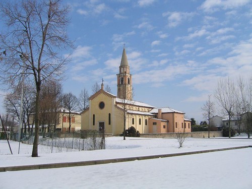 Chiesa di Camino sotto la neve