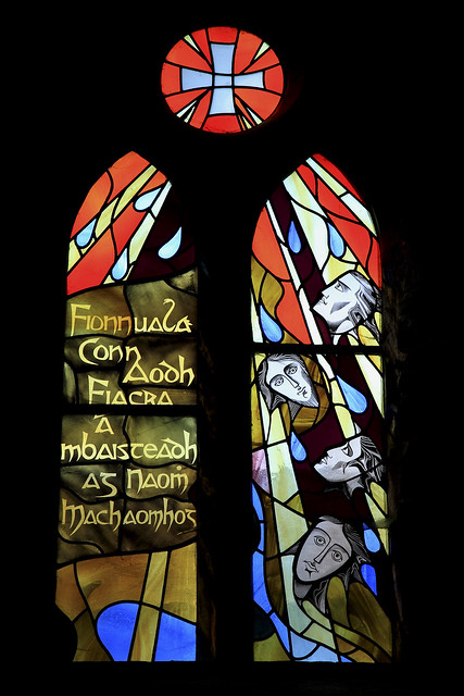 Fionnuala, Conn, Aodh og Fiachra døpes av St. Mochoemoc, glassmaleri i fransiskanerklosteret i Mulyifarnham