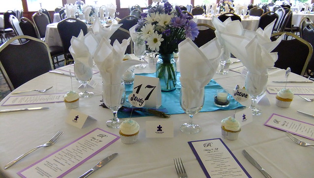 Fun Idea using cupcakes as place cards for guests Cost saving idea as their 