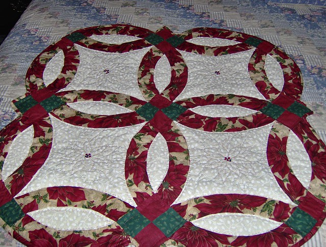 Double wedding ring Christmas table topper 2006