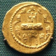RRC 515/1 gold aureus of Servius Sulpicius 43BC with city view of Tusculum inscribed TVSCVL on display in the British Museum
