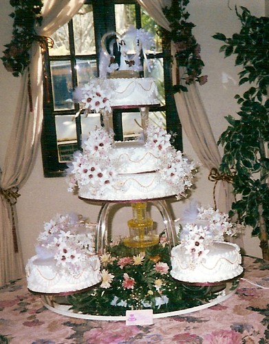 Calla lilly fountain wedding cake