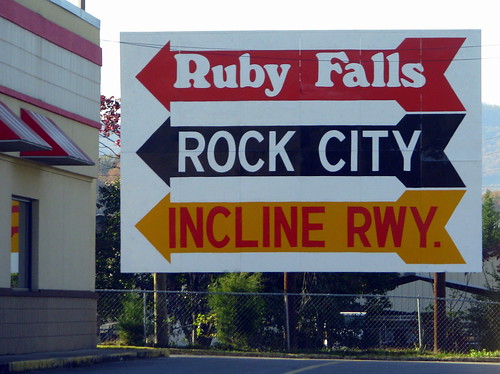 <-Ruby Falls-<   <-ROCK CITY-<