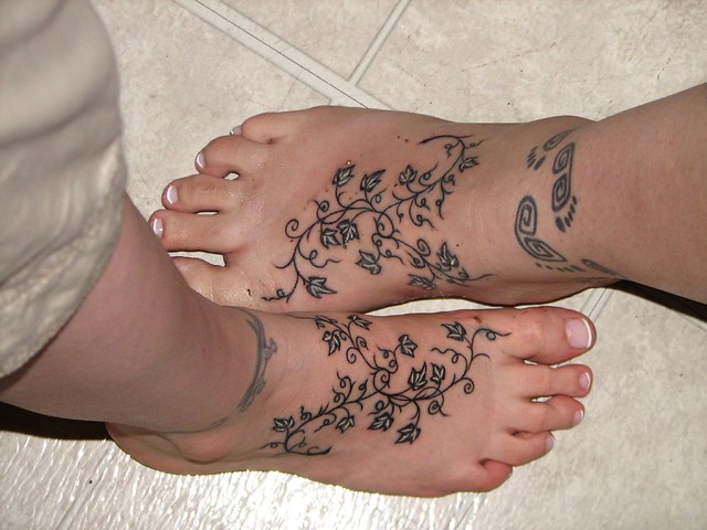 Archie and Sarah's new matching tattoo same tattoo size but different feet
