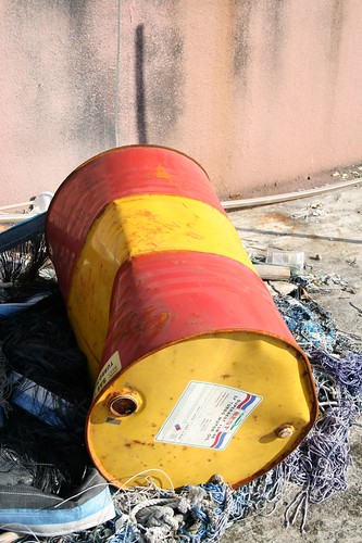 廢油桶 攝影：木板皮