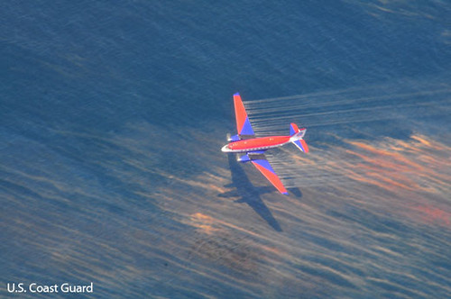於路易西安那州近海，飛機在深水地平線於海面上外洩之油料上方噴灑除油劑，2010年5月5日。(照片提供：美國海巡Stephen Lehmann下士)