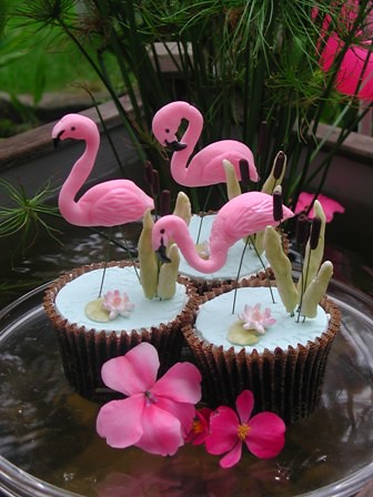 Flamingo cupcakes Decorations hand modeled from fondant and gumpaste