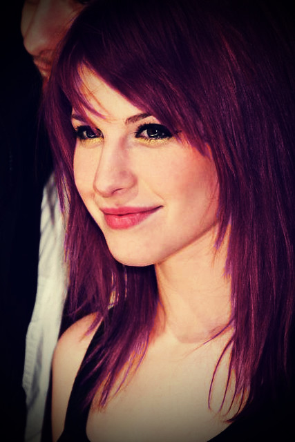 Hayley Williams in purple hair the original colour is red but instead of