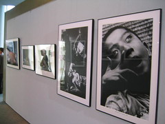 水俁博物館內陳列的汞中毒受害者照片（攝影：Puangthao）