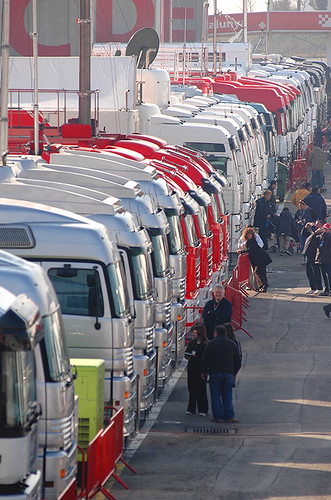 Camiones transporte bonficación hilera