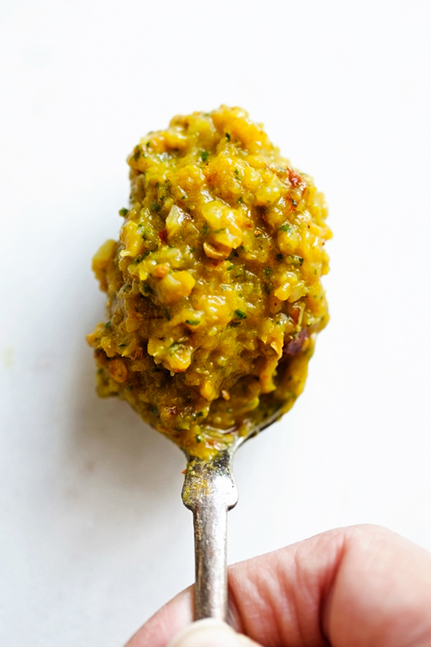 Homemade Thai Yellow Curry Paste - Stop buying the little jars of yellow curry paste when you can make it at home for a fraction of the price! #currypaste #thaicurry #thaiyellowcurry | Littlepsicejar.com