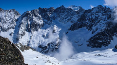 Droga podejścia do schorniska Adele Planchard. W oddali szczyty Barre des Écrins 4102m i Dôme de neige des Écrins 4015m