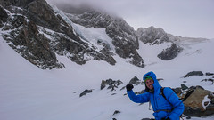 Tomek na lodowcu Vadretta di Fellaria, W tle podstawa sciany Piz Argient i przełęcz Passo di Sasso Rosso 3504m