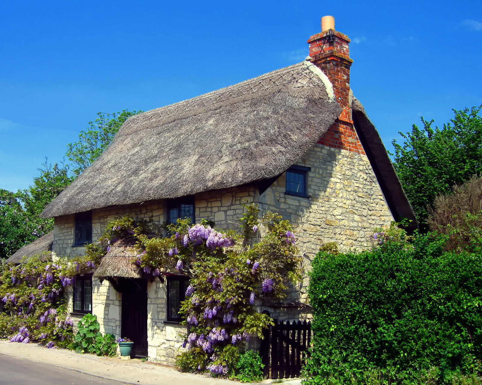 Thatched cottage in Wiltshire. Credit JohnPickenPhoto