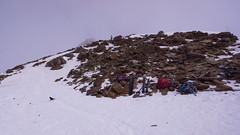Depozyt nart przed wejściem na szczyt Wildspitze 3770m