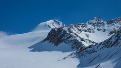 W oddali szczyt Similuan 3599m i nasza trasa zjazdu. Widok ze schroniska Similaun Hütte 3019m.