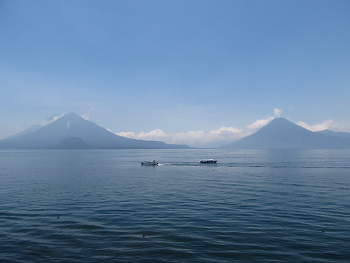 Panajachel: le lac Atitlán et ses volcans. Les volcans Atitlán et Tolimán (à gauche) ainsi que le volcan San Pedro (à droite).