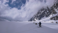Zjazd lodowcem Vedretta di Scerscen - Albert. W tle przełącz Fuorcla Fez Scerscen 3092m.