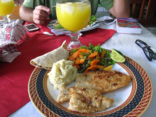 Flores: filet de poisson , purée et orangeade (du jus d'orange et de l'eau)