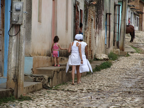 Trinidad: suivant un rituel afro-cubain de purification, certaines femmes ne s'habilent qu'en blanc pendant un an (accessoires compris)