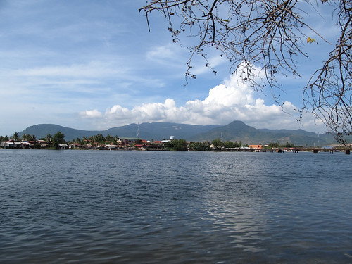 Kampot, sa rivière et ses montagnes