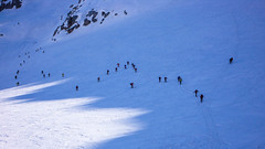 Tłumy narciarzy podchodzą na przełęcz Gran Etret 3002m.