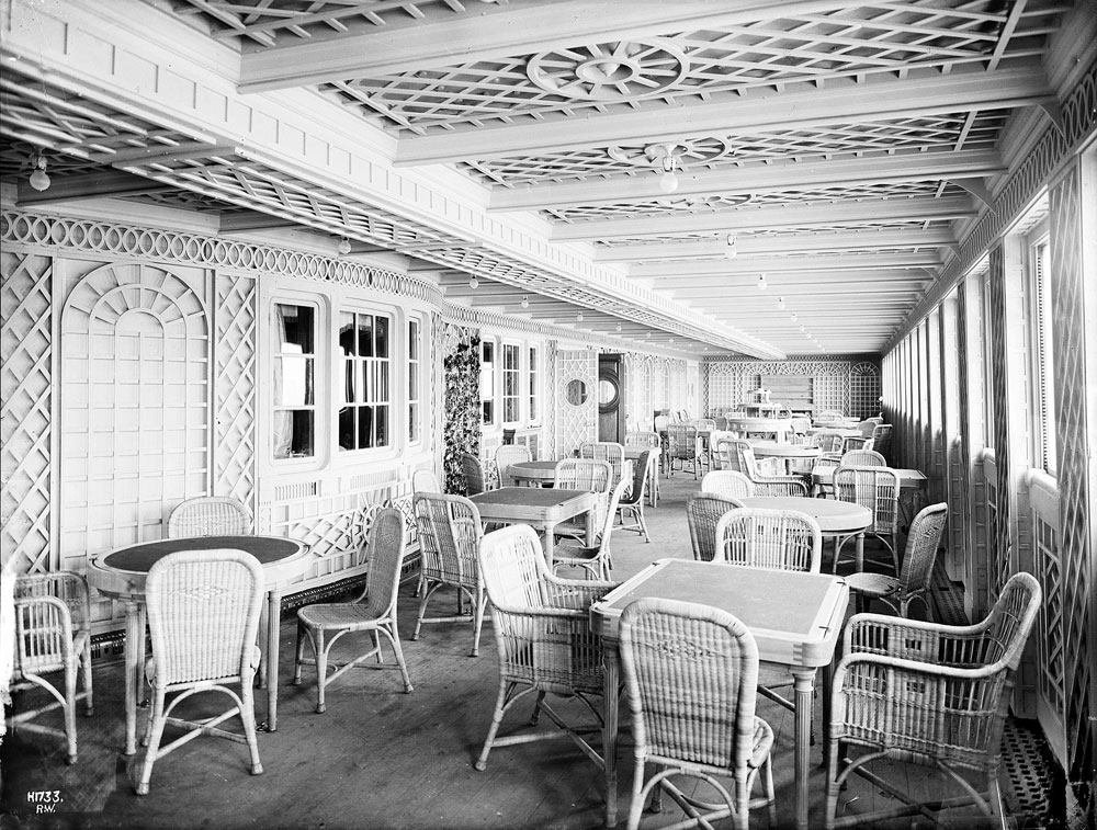 The cafe Parisien aboard the RMS Titanic