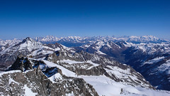 Widok na północ ze szczytu Gran Paradiso 4061m. Od lewej: Mont Fort, Matternhor i masyw Monta Rosa.