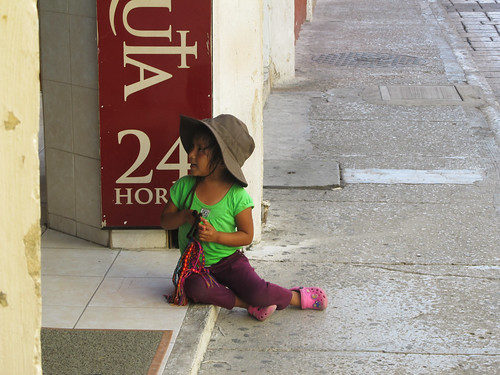 Campeche: une (beaucoup trop) jeune vendeuse de bracelets qui accompagne sa maman