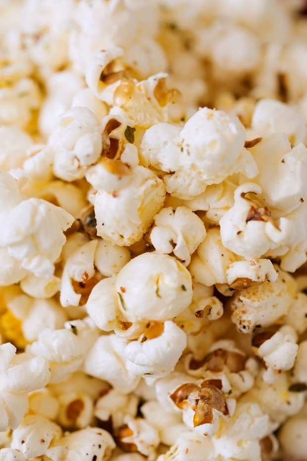 Garlic Parmesan Stove-Top Popcorn - So simple to make and so yummy! #popcorn #garlicparmesanpopcorn #garlicbutterpopcorn | Littlespicejar.com