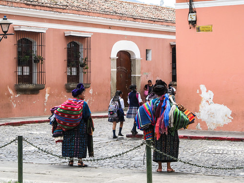 Antigua: des vendeuses d'étoffes en habits traditionnels et de jeunes écolières en uniforme