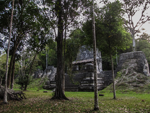 Tikal: la Place des Sept Temples, un endroit important de la vie socio-politique