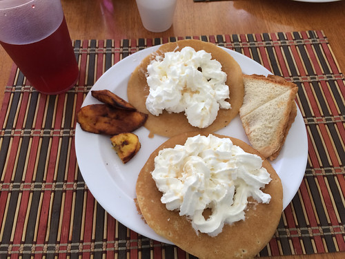 Tegucigalpa: "panqueques con crema", le petit-déjeuner du jeudi à notre hôtel. Pour ceux qui n'aime pas la chantilly, c'est foutu ! ;)