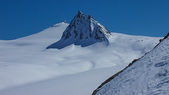 Mittterkamm 3197 m, wyspa na lodowcu Gurgler Ferner widziane z podejścia do czoła lodowca Kleinleitenferner