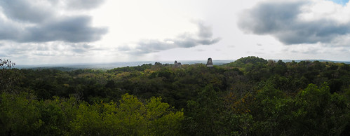 Tikal: vue depuis le Temple à la Double Tête de Serpent