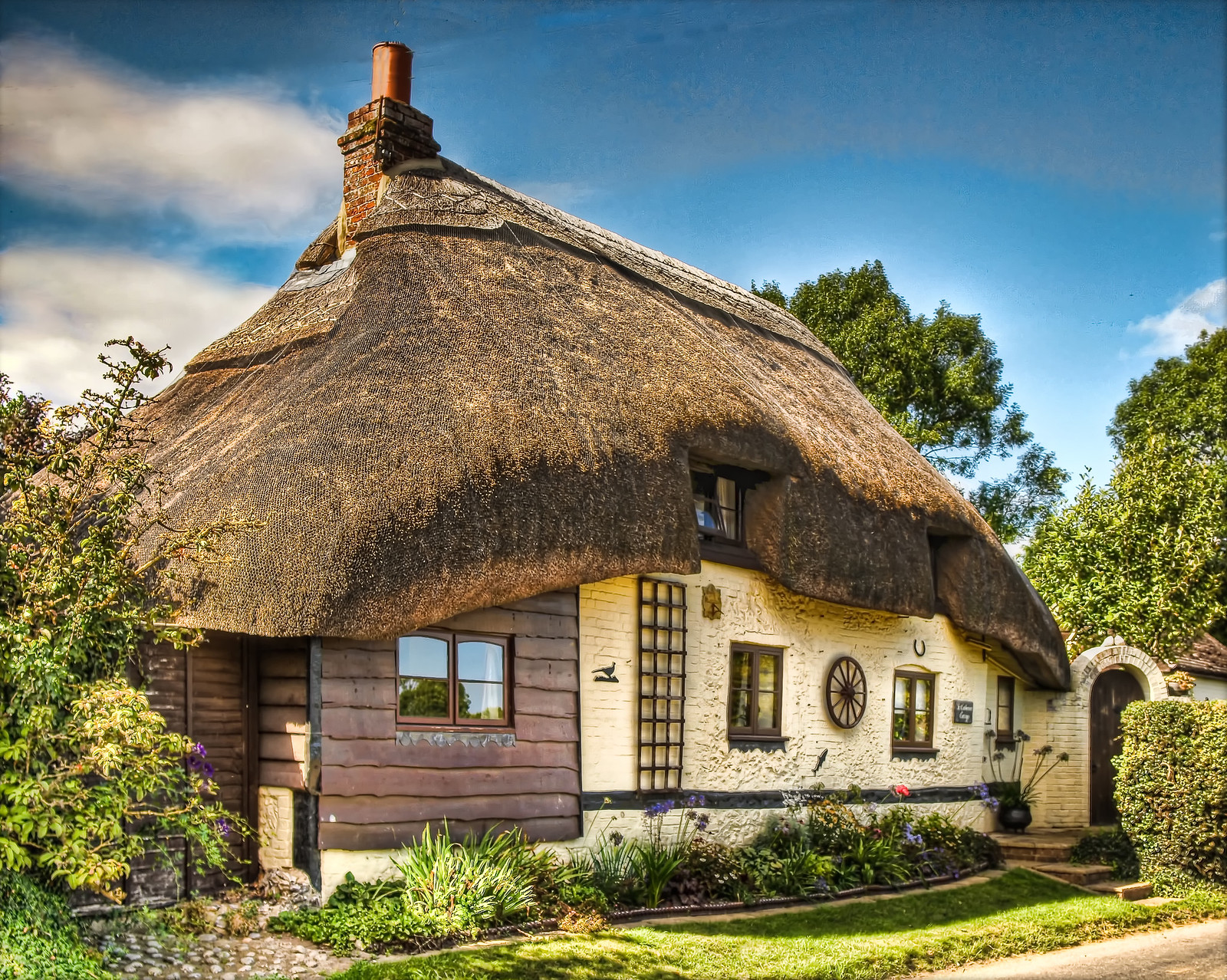 Thatched cottage in the village of Longstock in Hampshire. Credit Anguskirk