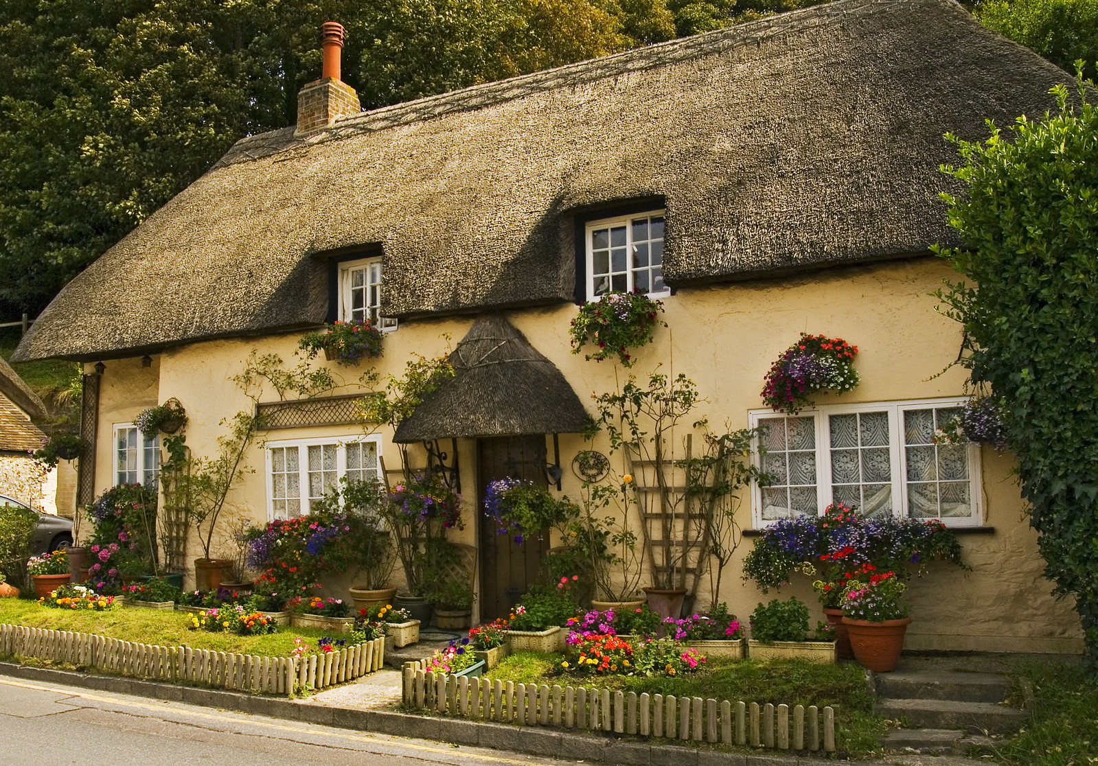 Cottage at West Lulworth, Dorset. Credit Anguskirk