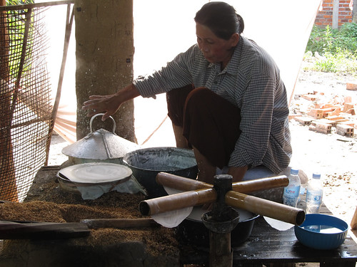 Battambang: fabrique de "rice paper" pour les rouleaux de printemps