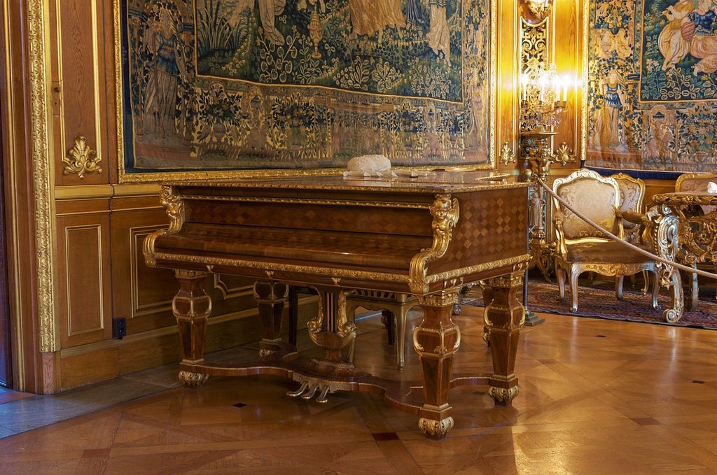 Grand piano in the Hallwyl museum's large salon. Built in New York in 1896 by Steinway & Sons. Case designed by Isak Gustaf Clason and crafted by the carpenter Carl Herman Benckert.