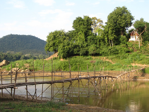 Luang Prabang: la rivière Nam Khan et un autre de ses ponts en bambou