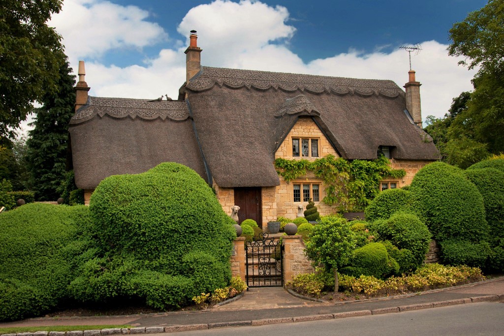 Thatched Cottage on The Cotswolds, Gloucestershire. Credit p&p
