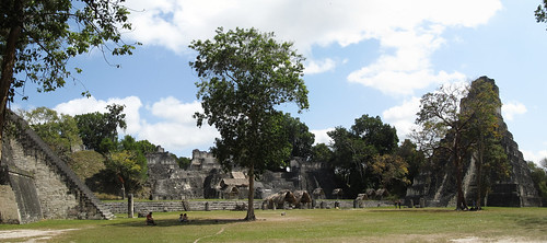 Tikal: la Grand Place avec le Temple du Grand Jaguar (droite), l'Acropole Nord (centre) et le Temple des Masques (gauche)