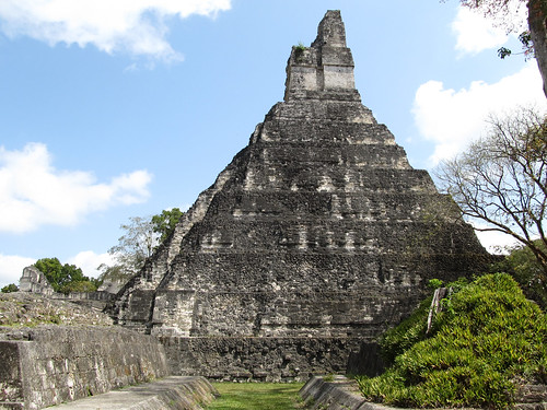 Tikal: le Temple du Grand Jaguar et le Jeu de Pelote (devant)
