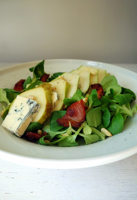Salad with pear and blue cheese